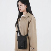 버티컬 크로스 파우치 | 블랙