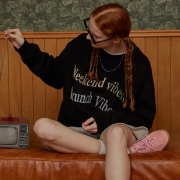 릴렉스 바이브 자수 맨투맨 | 블랙