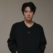 엑티브 브이 풀오버 롱슬리브 블랙