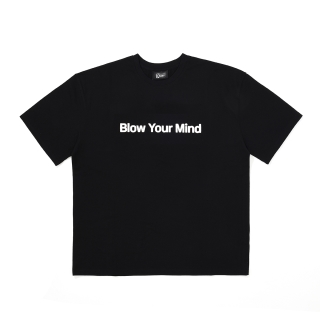 엠보싱 레터링 티셔츠 | BLACK