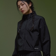 컷라인 세미 크롭 집업 블랙